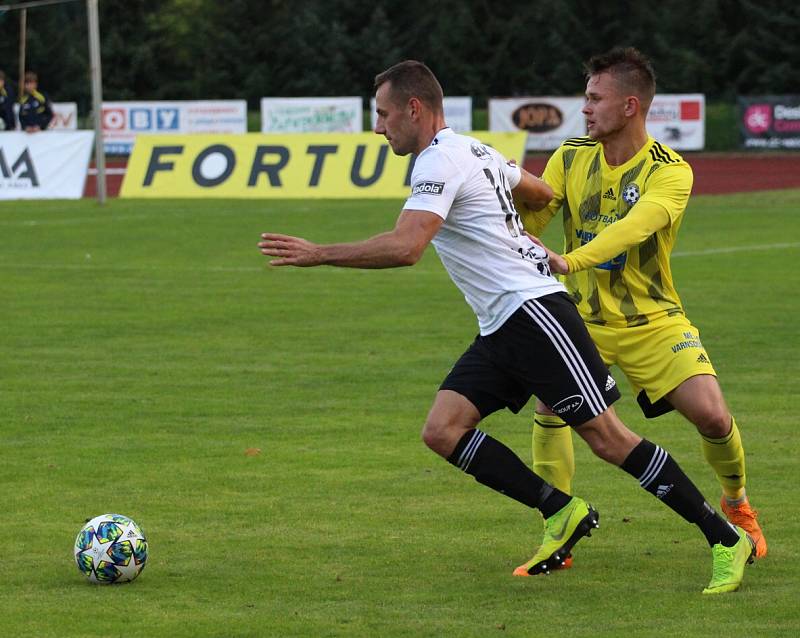 VELKÁ ŠKODA. Fotbalisté Varnsdorfu (ve žlutém) po dobrém výkonu prohráli se Zlínem 1:2.