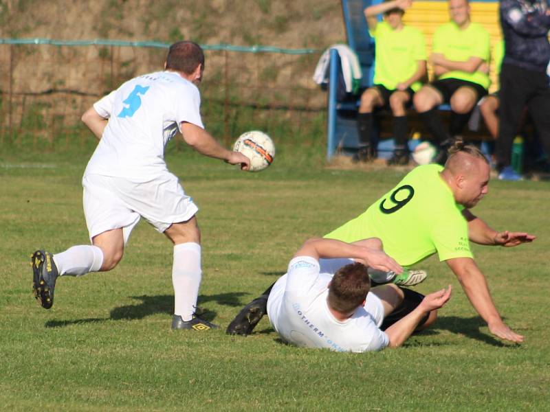 OBRAT. Fotbalisté Těchlovic (v bílém) ztratily proti Malšovicím dvoubrankový náskok a získaly pouze bod.