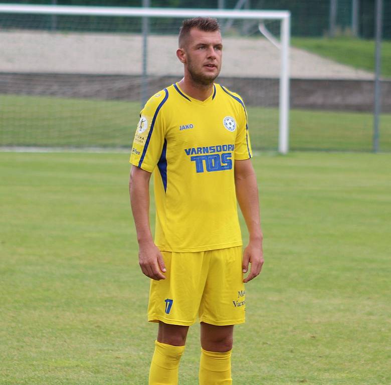 FOTBALISTÉ VARNSDORFU (ve žlutém) porazili juniorku Liberce 7:2. 