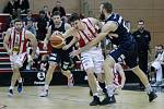 PORÁŽKA. Děčínští basketbalisté (tmavé dresy) prohráli v Pardubicích.