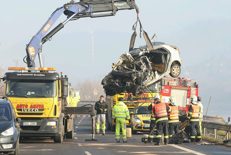 Smrtelná dopravní nehoda uzavřela hlavní tah z Děčína na Ústí.