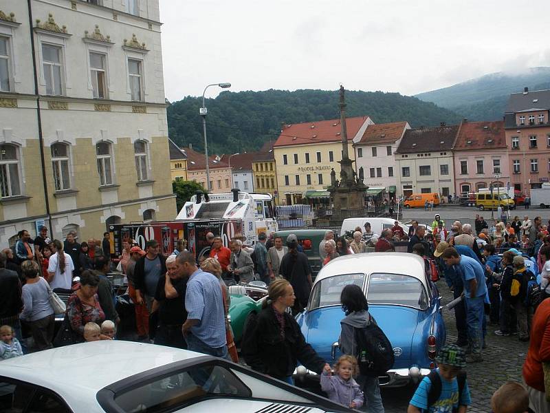 První den programu obstarala hlavně jízda historických vozidel a výstava techniky místních dobrovolných hasičů.