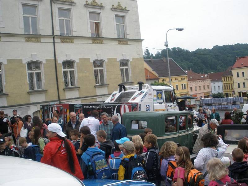 První den programu obstarala hlavně jízda historických vozidel a výstava techniky místních dobrovolných hasičů.