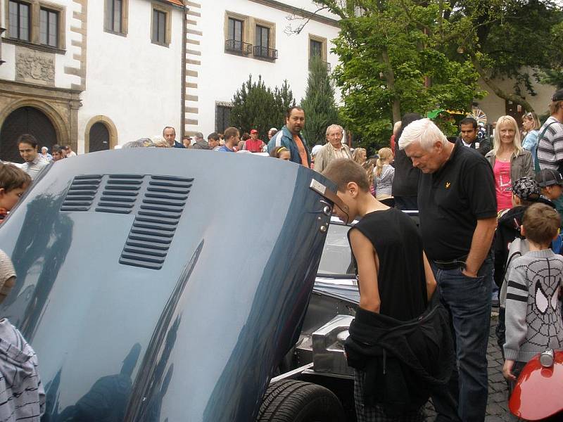 První den programu obstarala hlavně jízda historických vozidel a výstava techniky místních dobrovolných hasičů.