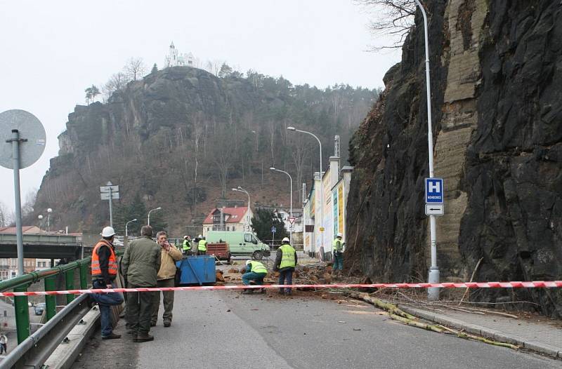 MASIV ZAHROZIL. Horolezci odstraňovali volné kusy kamenů, aby zabránili jejich samovolnému pádu do silnice.  