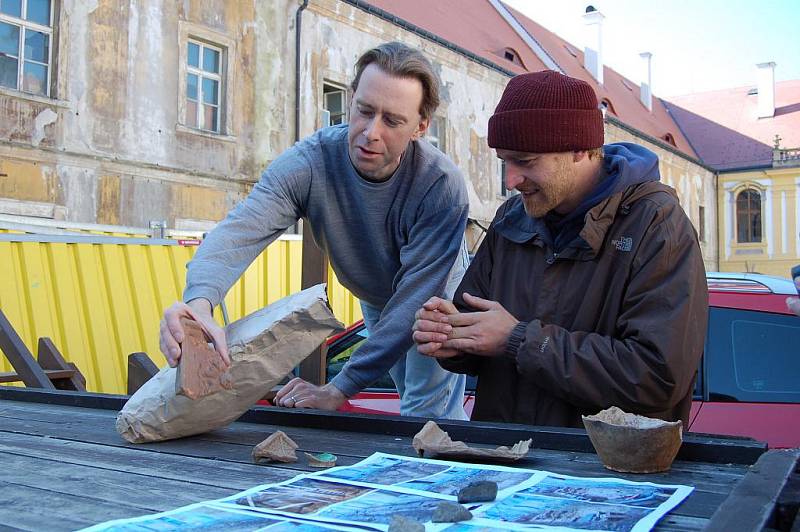 Archeologové v Děčíně zjistili, že se ve zdech Děčínského zámku zachovala velká část středověkého hradu.