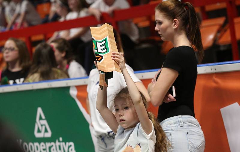 První finálové utkání basketbalové ligy se hrálo na děčínském zimním stadionu. Válečníci se utkali s Nymburkem.