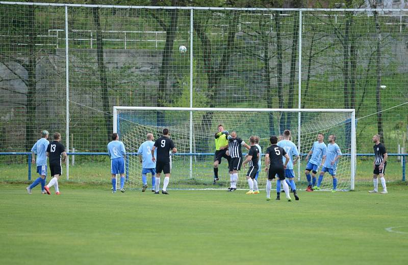 KONEČNĚ. Fotbalisté České Kamenice (v modrém) doma porazili Mojžíř a ukončili dlouhou sérii porážek.