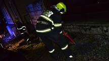 Dvě hasičské jednotky vyjely k požáru sazí v komíně v Jílovém.
