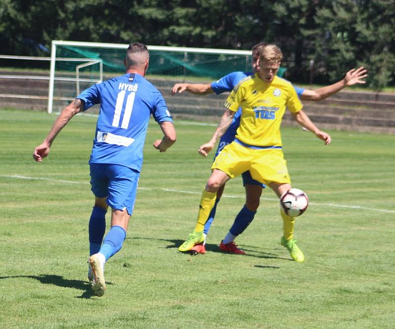 REMÍZA. Fotbalisté Varnsdorfu (ve žlutém) remizovali s Libercem 1:1.