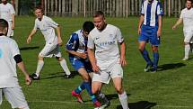 DEBAKL. Jiřetín pod Jedlovou (v pruhovaném) rozstřílel Těchlovice 8:0.