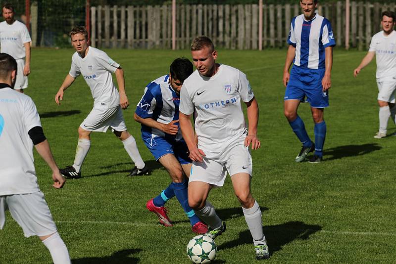 DEBAKL. Jiřetín pod Jedlovou (v pruhovaném) rozstřílel Těchlovice 8:0.