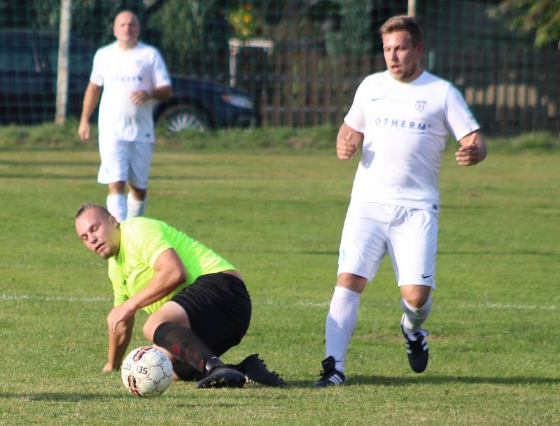 OBRAT. Fotbalisté Těchlovic (v bílém) ztratily proti Malšovicím dvoubrankový náskok a získaly pouze bod.