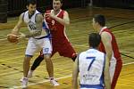 DERBY. Basketbalisté Varnsdorfu (v bílém) doma porazili Děčín.