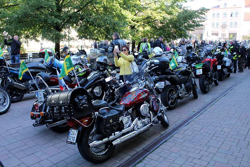 V sobotu se nejen na Mostecku uskutečnila spanilá jízda motorkářů UniRiders, která finančně pomohla třem těžce nemocným dětem.