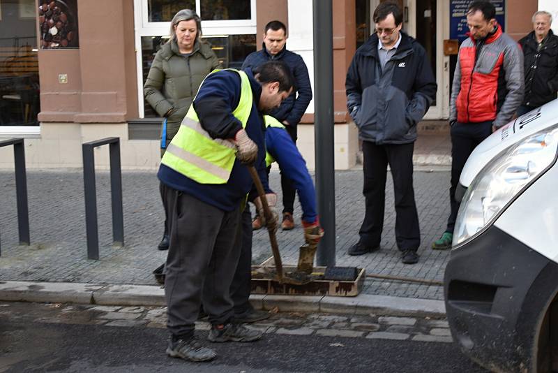 Odebírání sond na ulici Prokopa Holého.