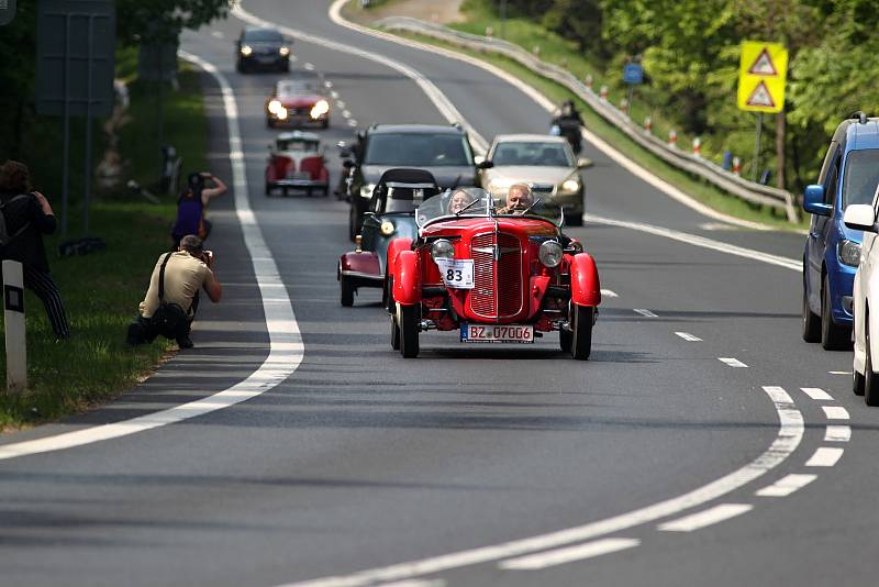 Na Šébru se konaly tradiční závody motoristických veteránů.