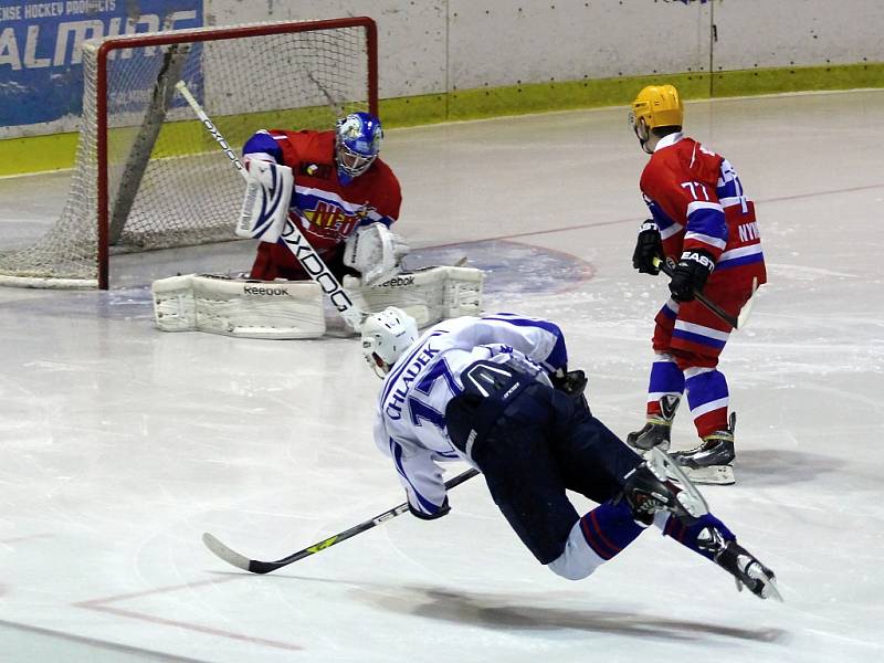 NEPOVEDLO SE. Děčínští hokejisté (v bílém) prohráli s Nymburkem 1:5.