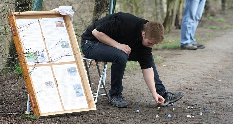 Happening v děčínském parku u Wolkerovy ulice. 