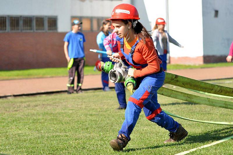 U sportovní haly ve Varnsdorfu proběhl druhý ročník soutěže v požárním útoku mládeže.