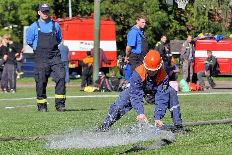 U sportovní haly ve Varnsdorfu proběhl druhý ročník soutěže v požárním útoku mládeže.