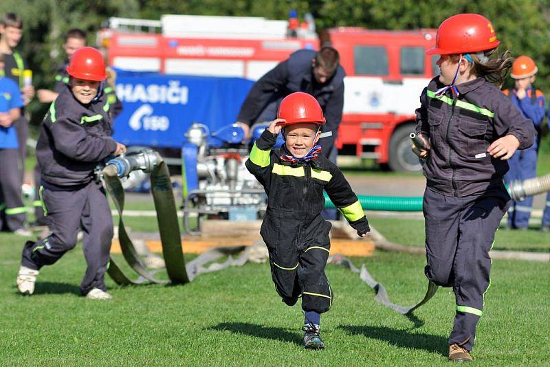 U sportovní haly ve Varnsdorfu proběhl druhý ročník soutěže v požárním útoku mládeže.
