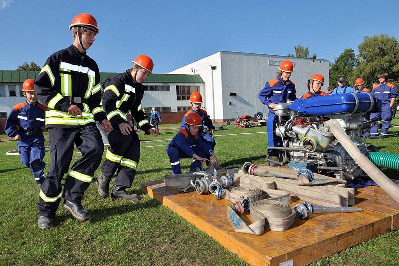 U sportovní haly ve Varnsdorfu proběhl druhý ročník soutěže v požárním útoku mládeže.