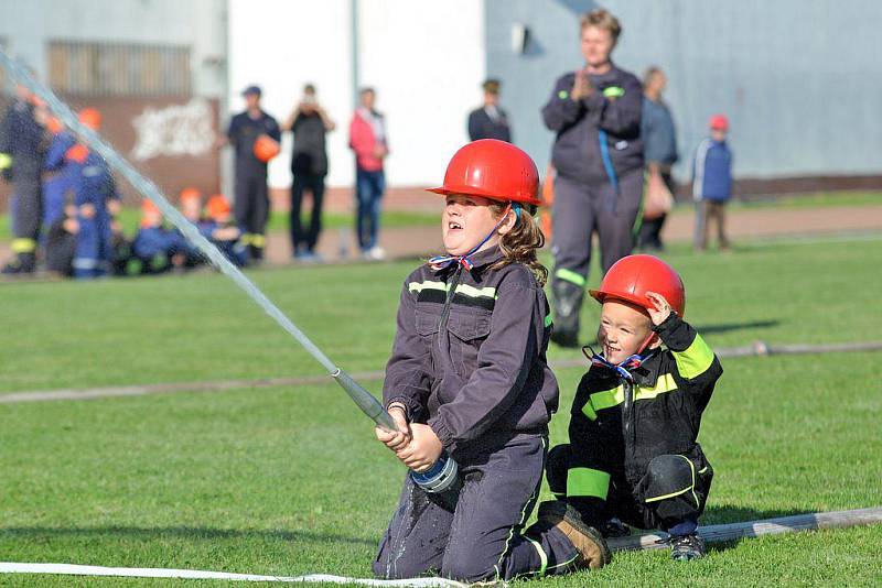 U sportovní haly ve Varnsdorfu proběhl druhý ročník soutěže v požárním útoku mládeže.