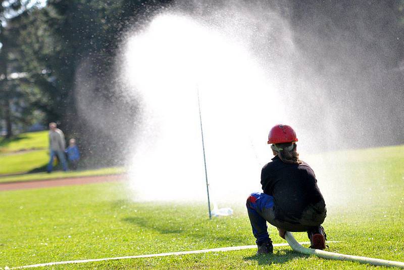 U sportovní haly ve Varnsdorfu proběhl druhý ročník soutěže v požárním útoku mládeže.