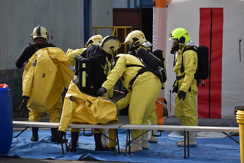 V děčínské chemičce hasiči a záchranáři cvičili zásah při úniku chemické látky.