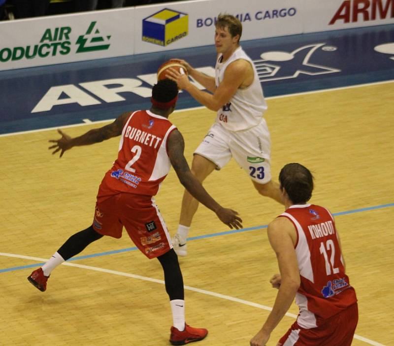 BYLY TO NERVY! Děčínští basketbalisté doma porazili Pardubice 74:73.