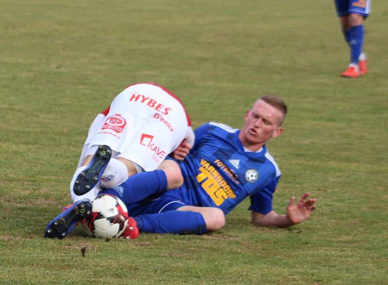 FOTBALOVÉ JARO ZAČALO. Varnsdorf (v modrém) doma přivítal Pardubice.