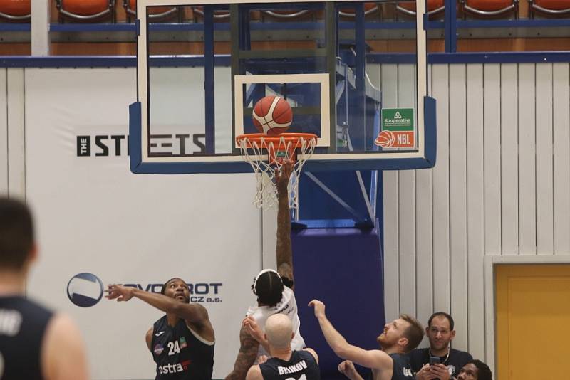 Basketbalisté Děčína doma porazili Ostravu a nadále drží v Kooperativa NBL první místo.