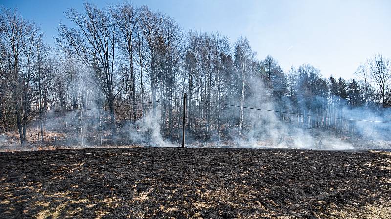 Na Vlčí Hoře zasahovali hasiči, zaměstnal je požár trávy