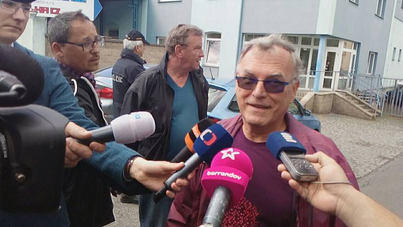 Ředitel chemičky Chemotex Josef Urbánek hovoří s novináři po úniku fenolu.