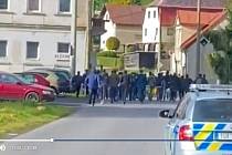 Prchající migranti v ulicích Mikulášovic.