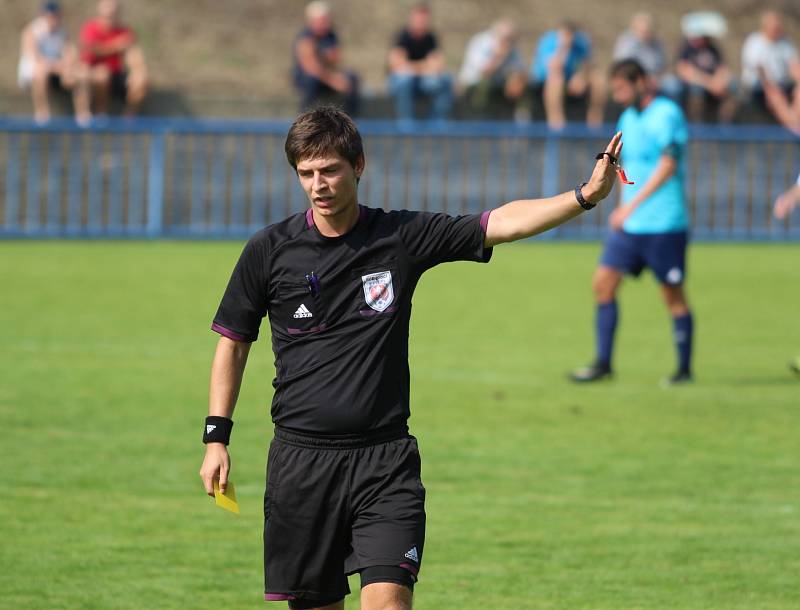 DEBAKL. Jílovští fotbalisté (v modrém) prohráli v Bílině 0:7.