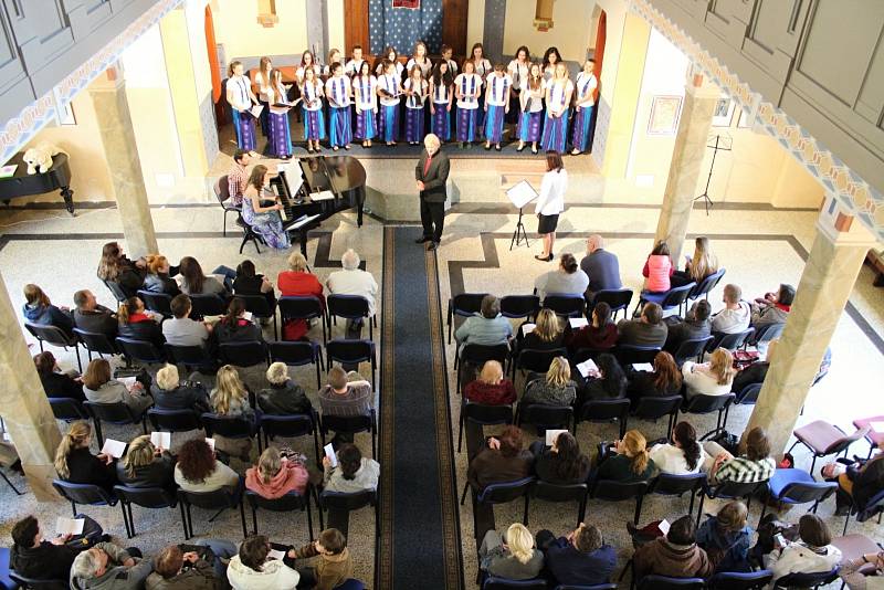 Benefiční koncert v děčínské synagoze, jehož výtěžek pomůže Miroslavu Červenkovi financovat biologickou léčbu rakoviny.