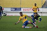 CENNÝ SKALP. Varnsdorf (tmavé dresy) porazil ligové Teplice 1:0.