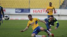 CENNÝ SKALP. Varnsdorf (tmavé dresy) porazil ligové Teplice 1:0.