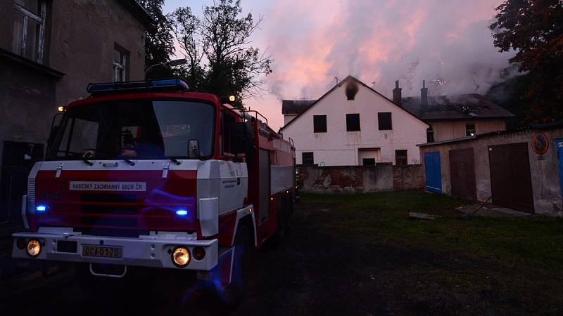 Požár střechy opuštěného domu v ulici U parku v Rumburku.