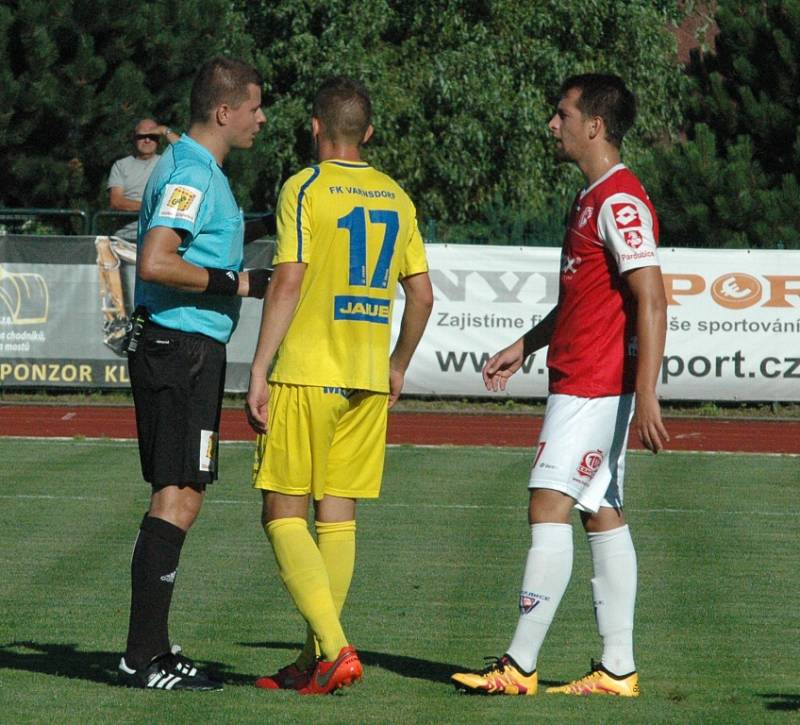 DOBRÁ PRÁCE. Varnsdorf (ve žlutém) doma porazil Pardubice 3:0.