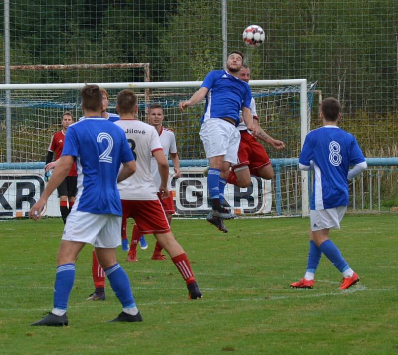 DERBY. Jílové (bílé dresy) doma prohrálo derby s Modrou 1:2.