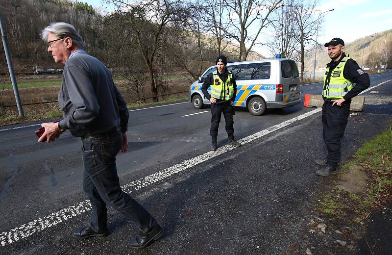 Hraniční přechod ve Hřensku hlídali už od začátku krize policisté.