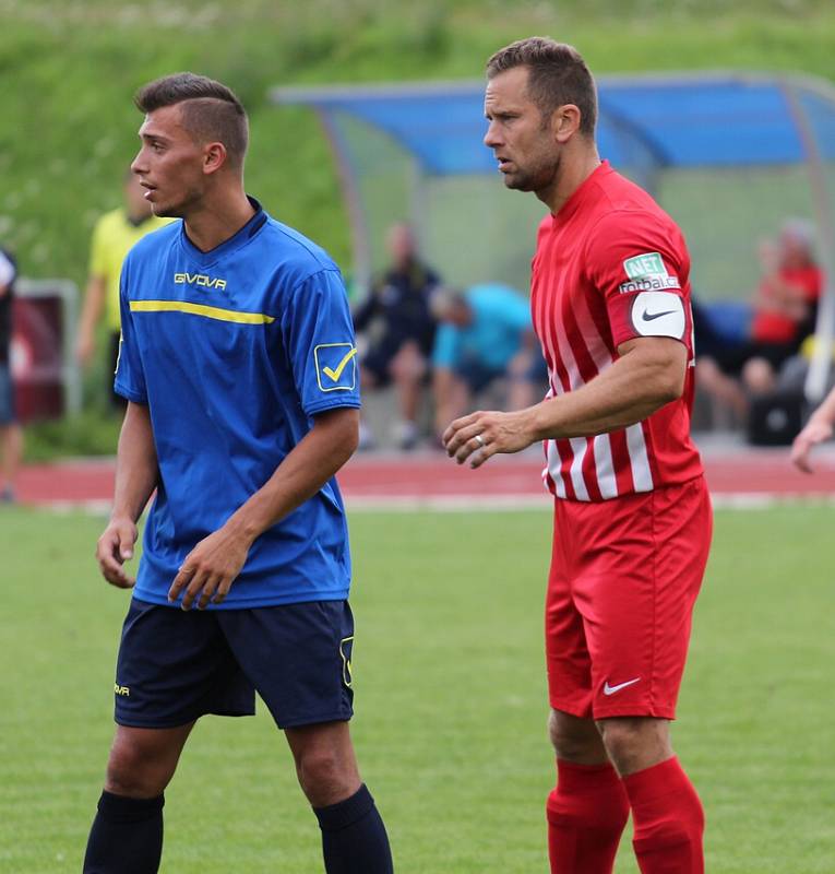 PORÁŽKA. Rumburk (v modrém) doma podlehl Ledvicím 2:4.