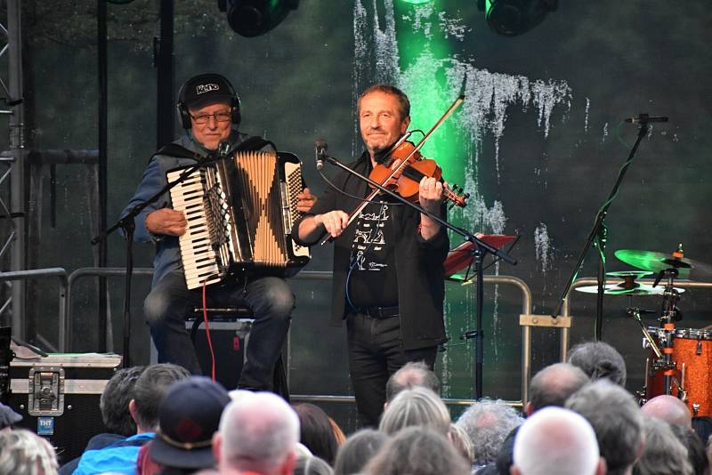 Koncert Čechomoru v jižních zahradách děčínského zámku