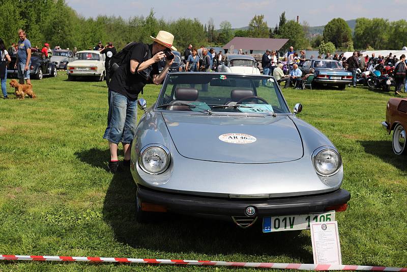 Na Šébru se konaly tradiční závody motoristických veteránů.