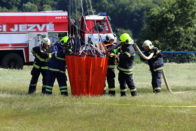 U lesního požáru ve Františkově pomáhal i armádní vrtulník.