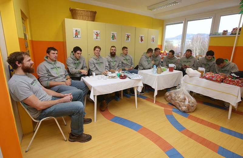 TRADIČNÍ NÁVŠTĚVA. Děčínští basketbalisté navštívili malé pacienty.