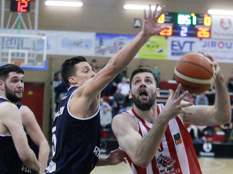 PORÁŽKA. Děčínští basketbalisté (tmavé dresy) prohráli v Pardubicích.